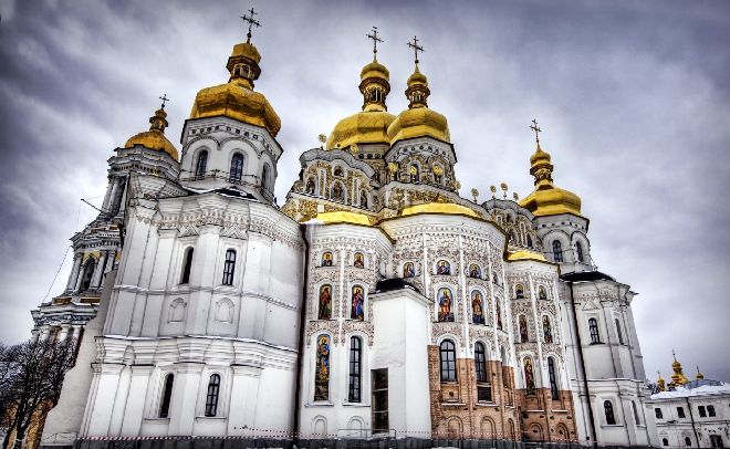 К чему снится церковь, видеть во сне церковь внутри с иконами и батюшку, ставить свечу в церкви, к чему снится горящая церковь - подробное толкование сна